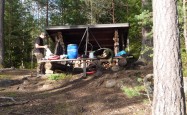 Lagerplatz mit Windschutzhütte Lagerplatz mit Windschutzhütte